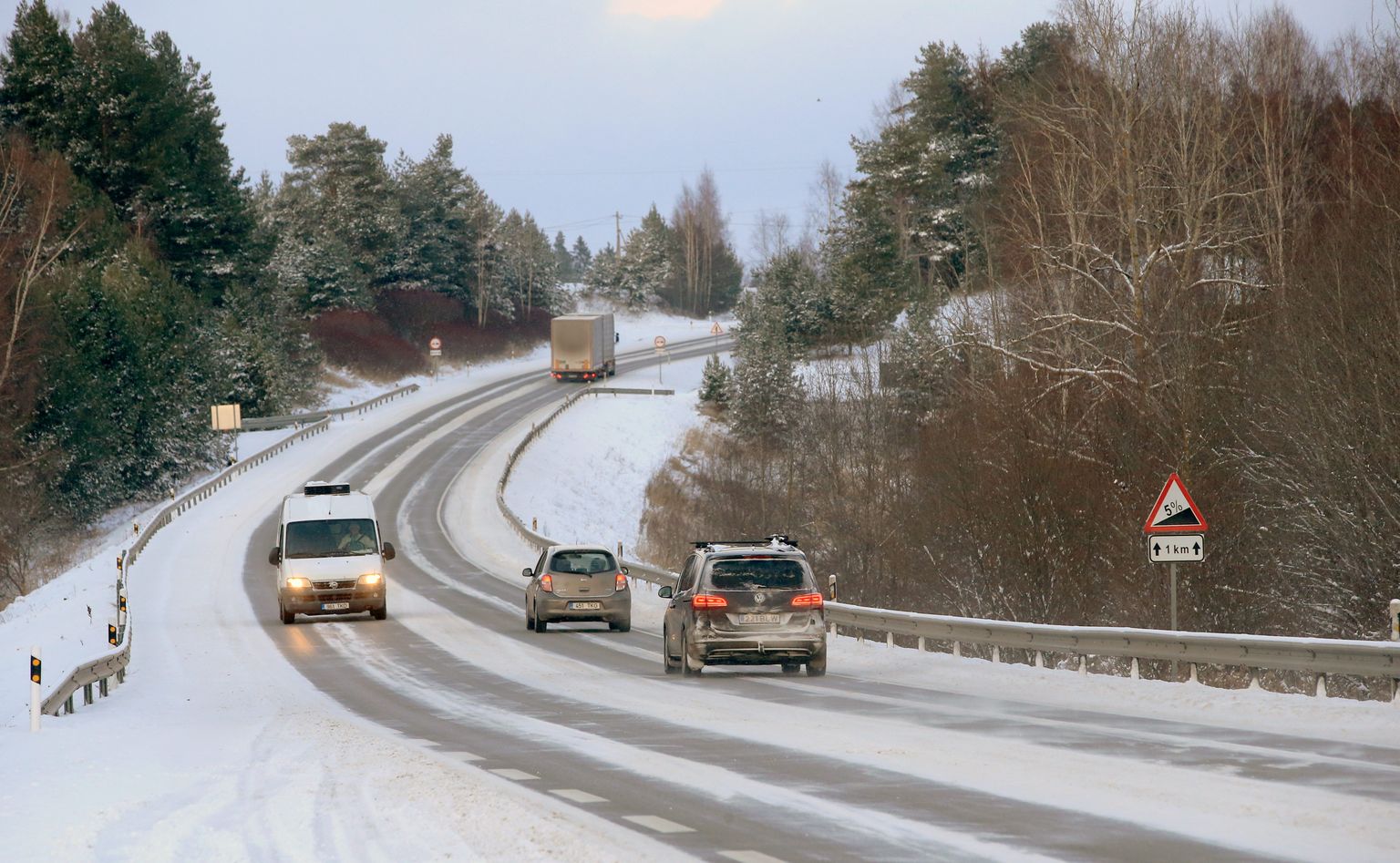 20.11.2022, Tatra
Talvised teeolud Tallinna-Luhamaa maantee 198 km-l Tatra orus
Foto Margus Ansu, Tartu Postimees