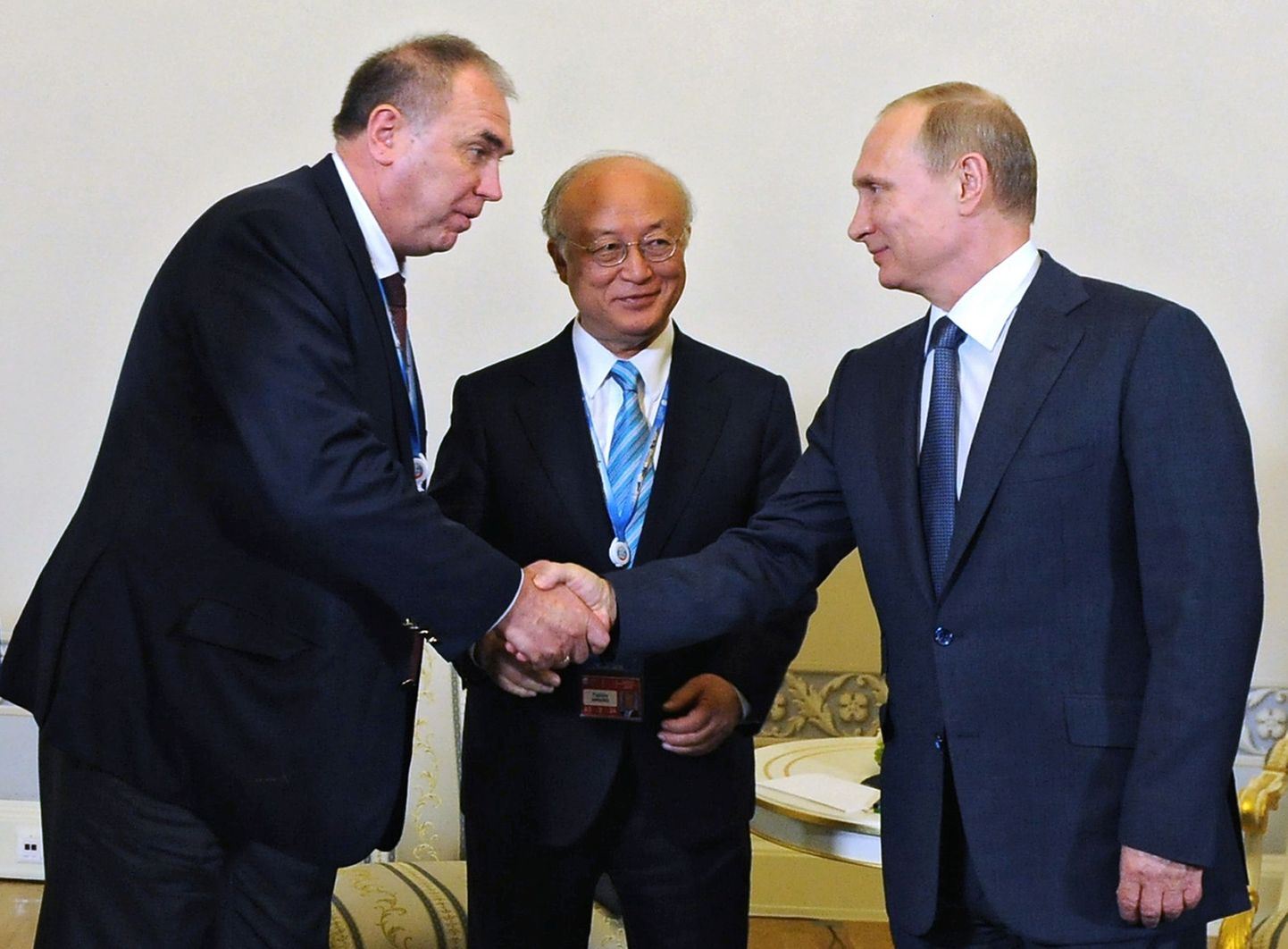 Paremalt Vladimir Putin, Rahvusvahelise Aatomienergia agentuuri IAEA juht Yukiya Amano ja IAEA kõrge ametnik Mihhail Tsudakov