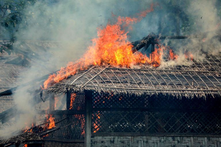 Birma Rakhine osariigis Tharya külas põlev maja 7. septembril. FOTO: STR/AFP/Scanpix