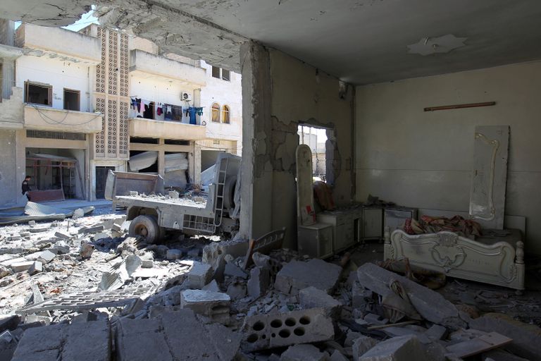 Mürsu purustused Khan Sheikhouni linnas. AMMAR ABDULLAH/REUTERS/SCANPIX