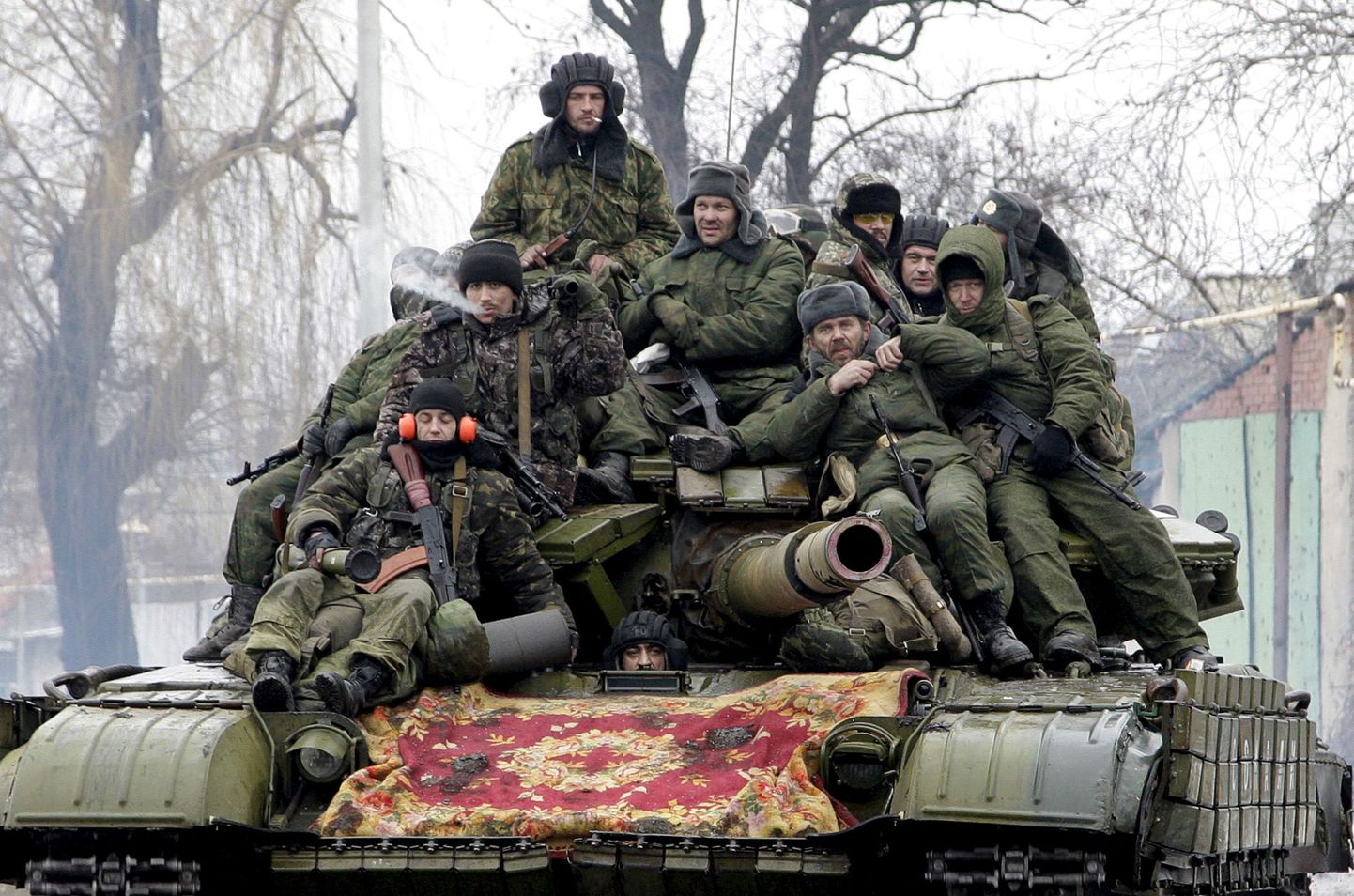 Donetski venemeelsete separatistide külakuhi tanki otsas.