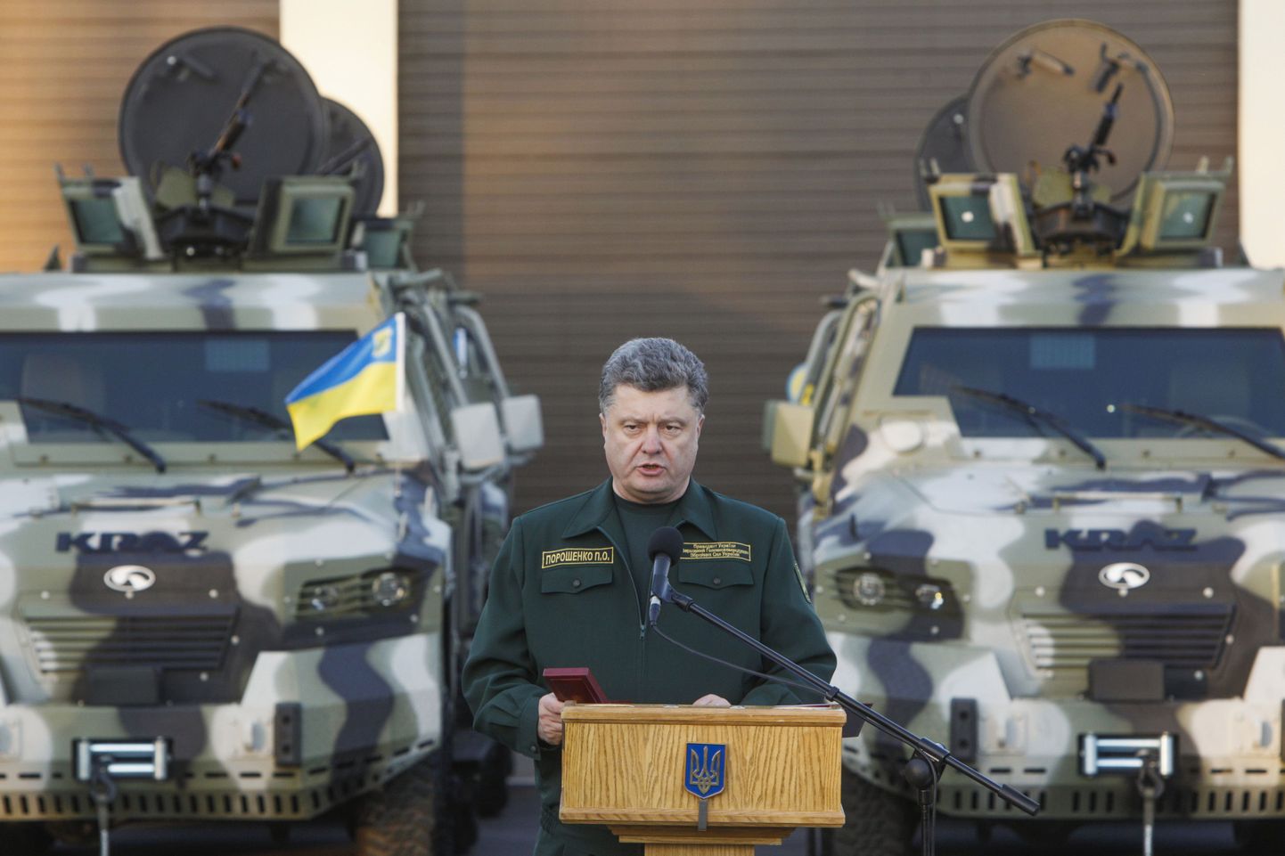 Ukraina president Petro Porošenko Kiievi lähedal sõduritele kõnet pidamas.