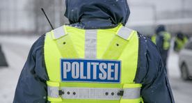 Бывшего полицейского обвиняют в запугивании подростков и применении к ним силы