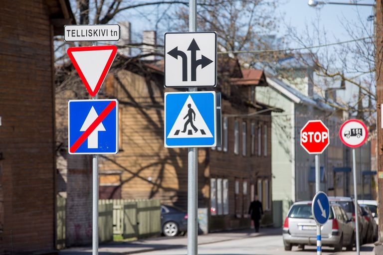 Знаки "Уступи дорогу" и "Стоп" на улице Роху.