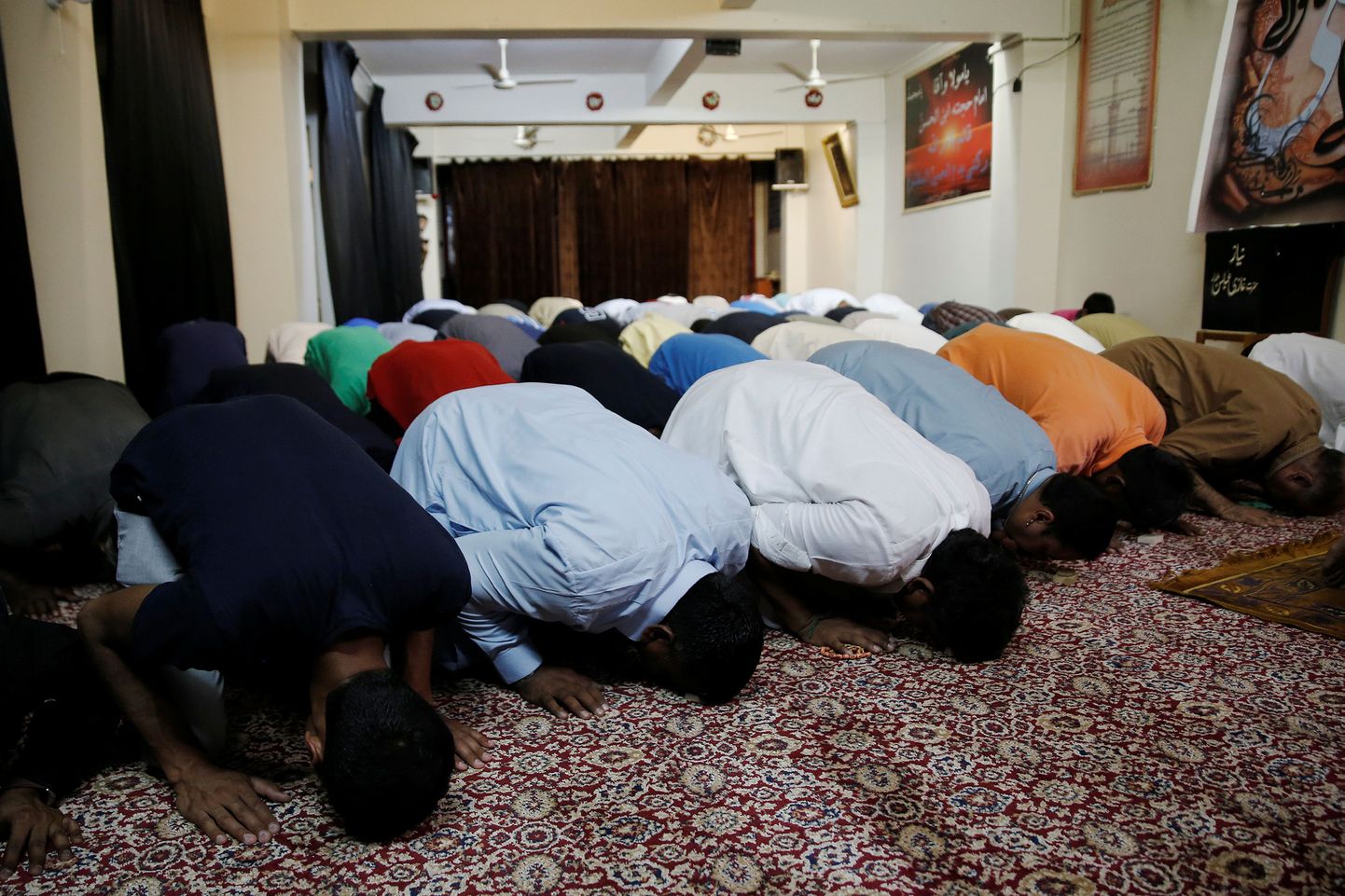 Kreeka moslemid palvetamas mošees, mis on rajatud elumaja keldrisse.