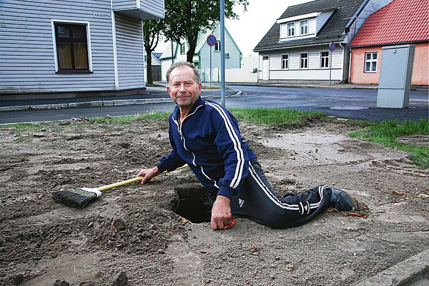 13 aastat Karja tänava sauna majahoidjana töötanud Vassili Popkov näitab, kuidas ta hommikul jalgupidi auku kukkus.