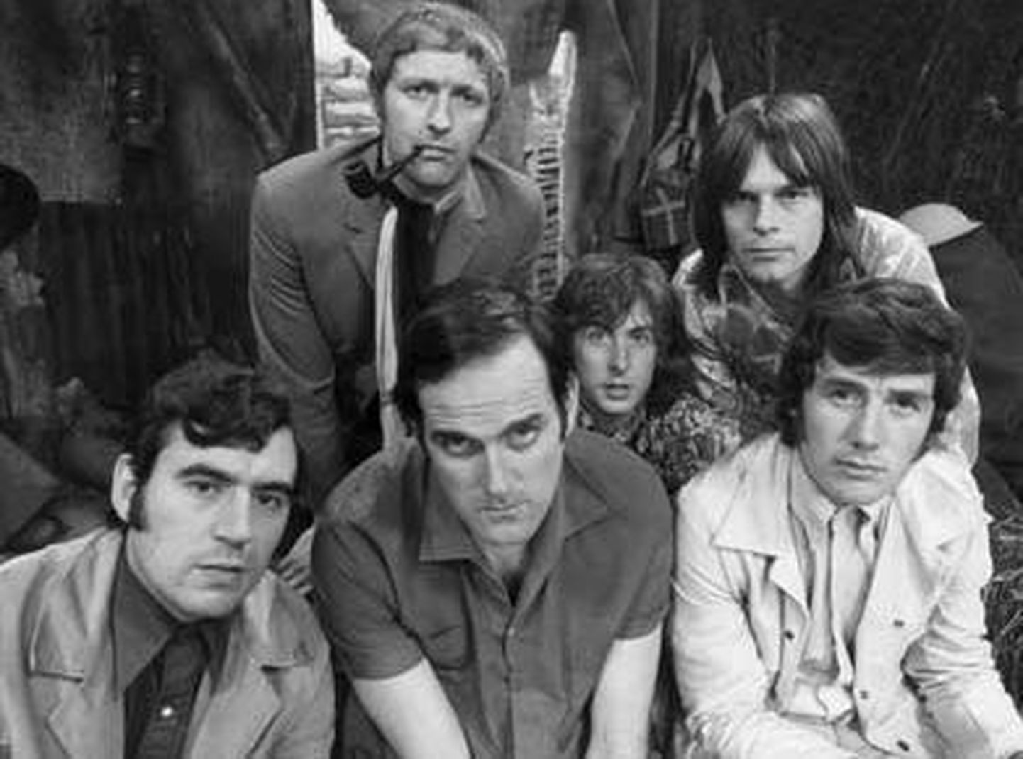 Monty Python: tagareas Graham Chapman, Eric Idle, Terry Gilliam ja esireas  Terry Jones, John Cleese, Michael Palin