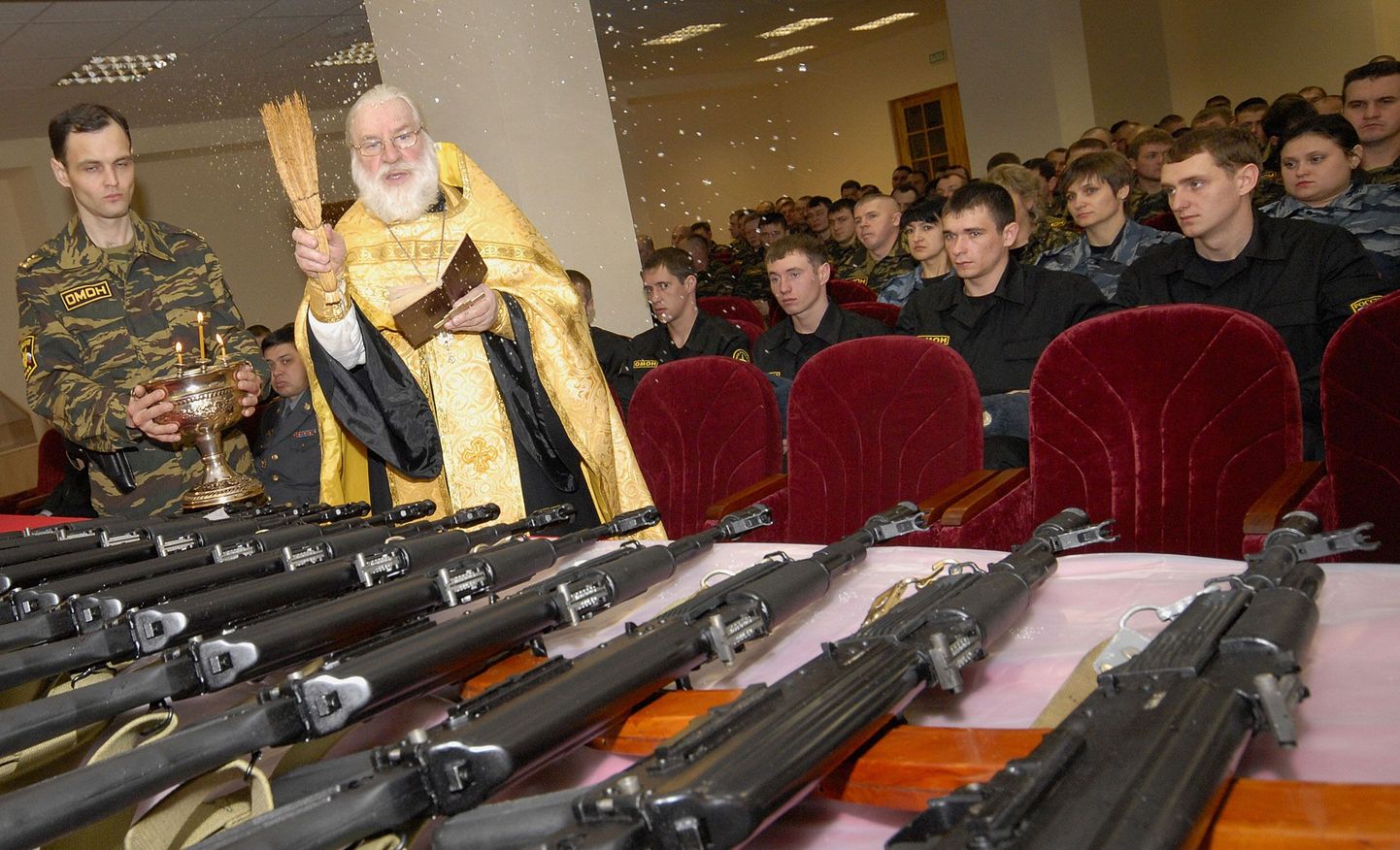 Venemaa ortodoksi kiriku preester õnnistamas Kalašnikovi automaate.