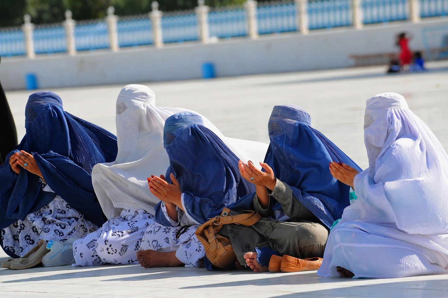 Palvetavad Afganistani naised tähistavad paastukuu ramadaani lõppu