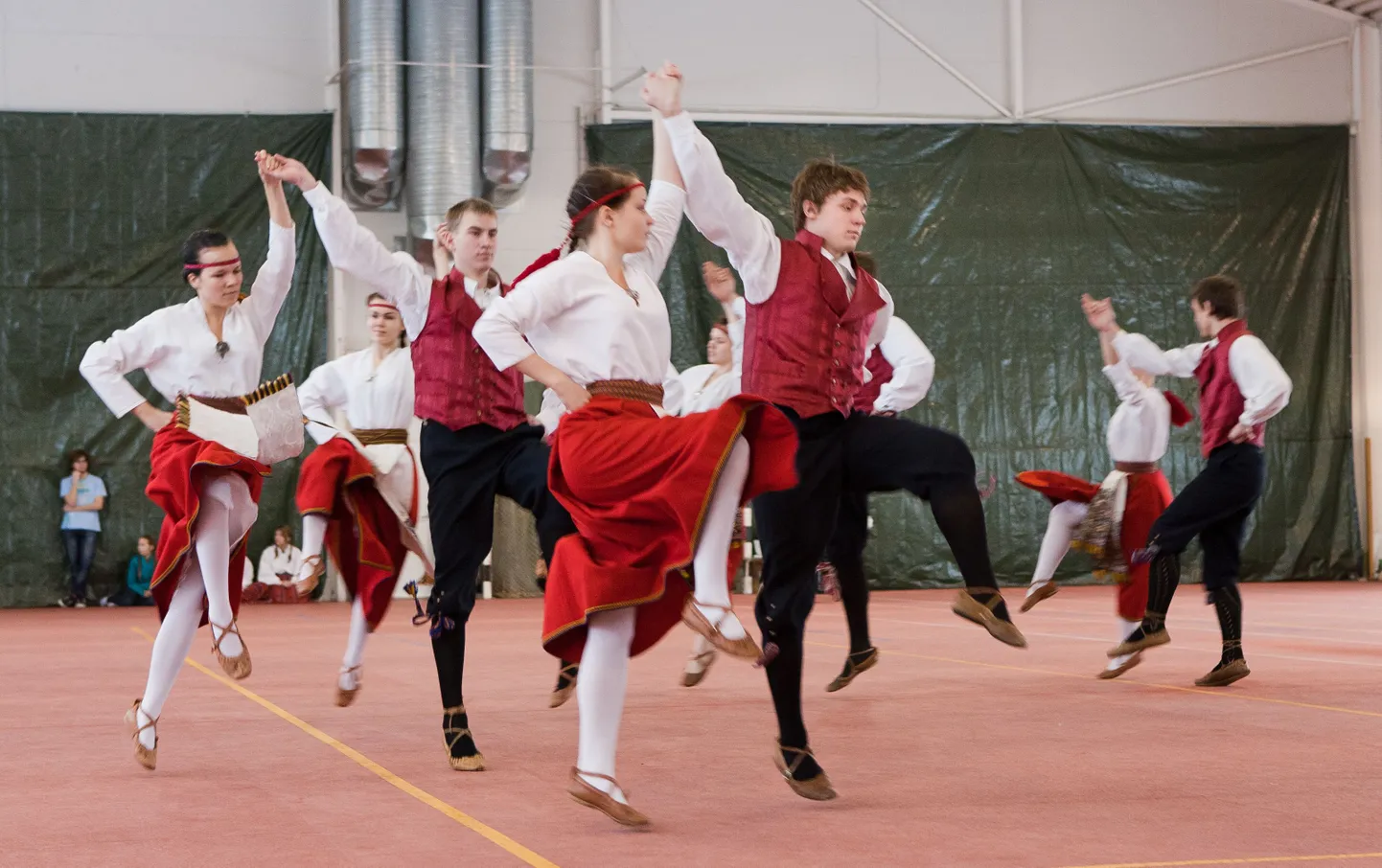 Pildil harjutavad Viljandi rahvatantsijad suviseks tantsupeoks.