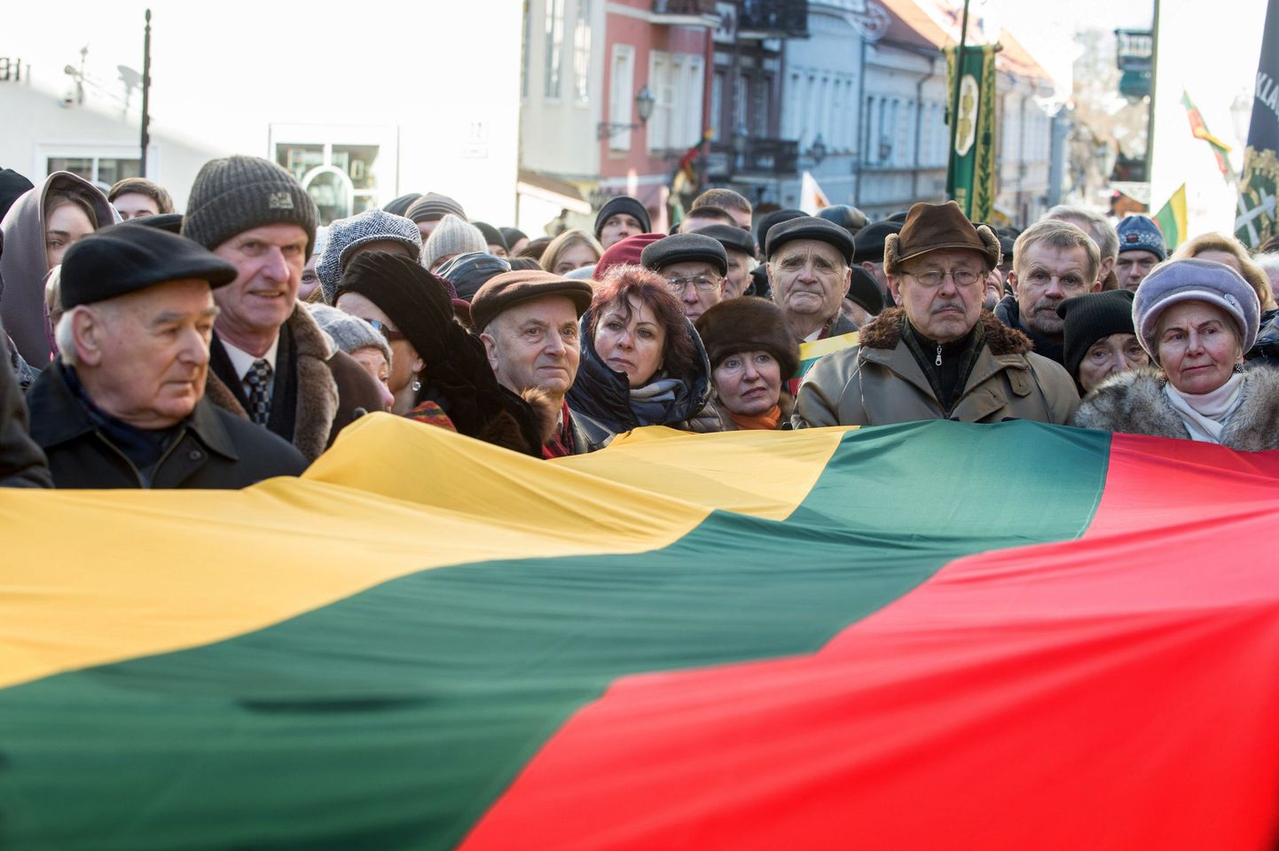 В этот же день обычные граждане праздновали День независимости Литвы.