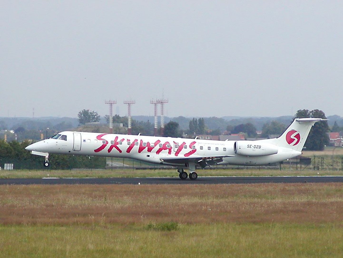 Skywaysi logoga reisilennuk Embraer ERJ 145