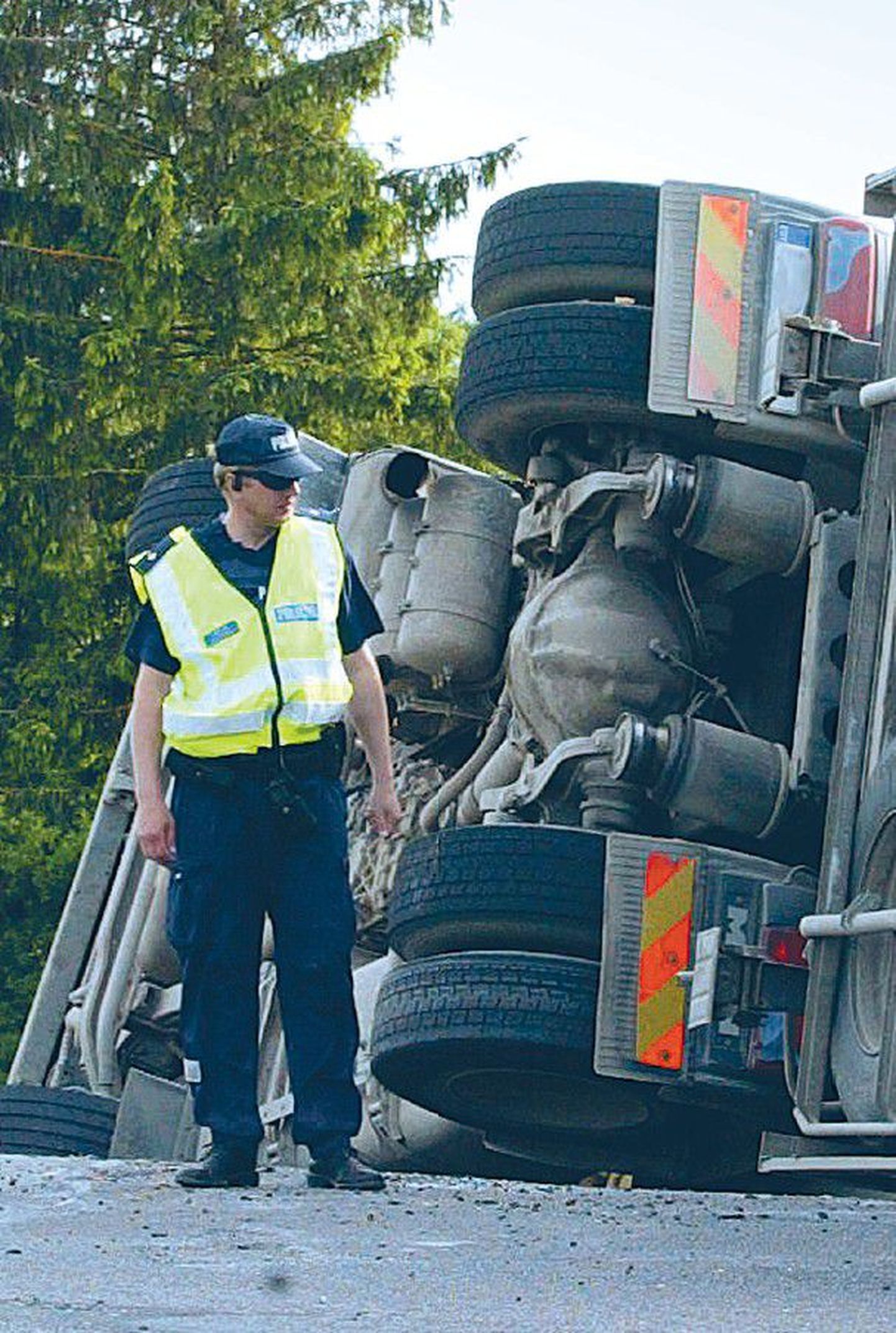 Uue seaduse kohaselt peab veoauto omanik kindlustusseltsile kinni maksma õnnetuses tekkinud kahju, kui firma sundis autojuhti väsinuna sõitma.