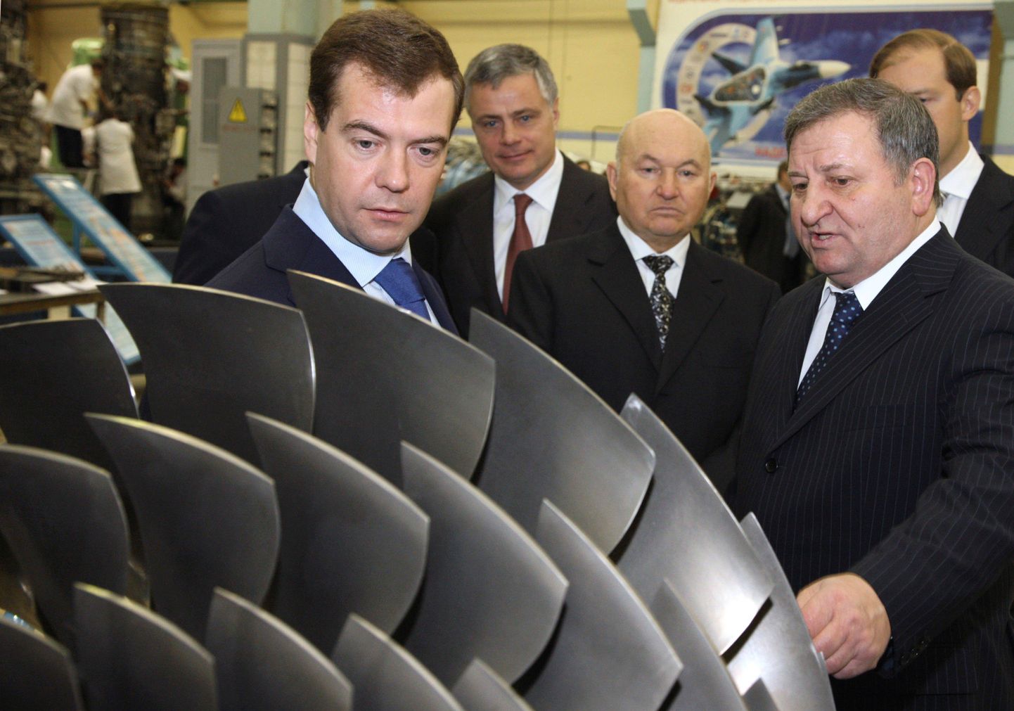 Venemaa president Dmitri Medvedev külastas masinaehitustehast Saljut ja noomis valitsust aegluse pärast.