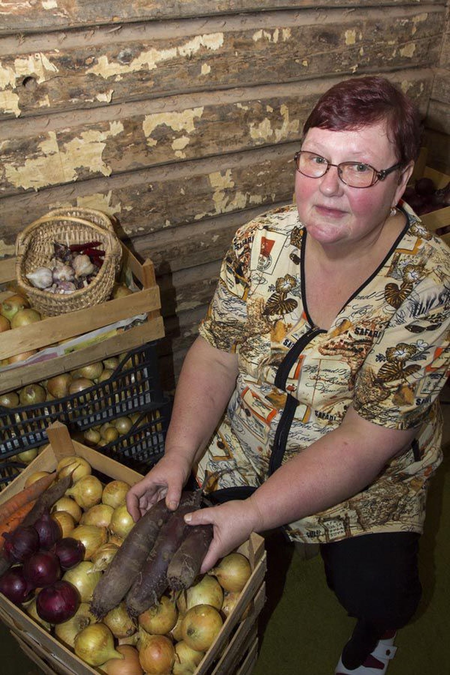 Künnapuu talu perenaine Marje Käppa kaupleb eri värvi köögiviljadega, mis kõik tervist kosutavad.