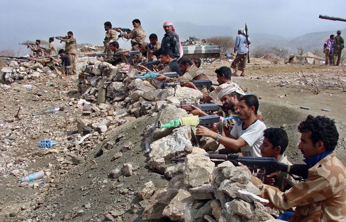 A handout picture made available from the Yemeni defence ministry on January 24, 2010 shows Yemeni soldiers and tribe members taking position during clashes against al-Huthi Shiite rebels in Daher al-Himar in the province of Saada, north of Yemen. Al-Qaeda is coordinating with Yemen's Huthi rebels battling Yemen and Saudi government forces along the two countries' border, Saudi Deputy Defence Minister Prince Khaled bin Sultan said on January 23. AFP PHOTO/HO == RESTRICTED TO EDITORIAL USE ==