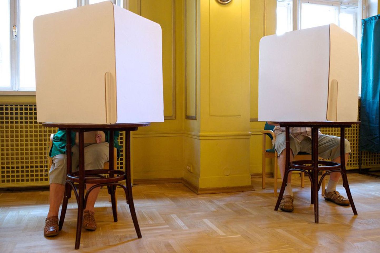 Täna peaks Läti põhiseaduskomisjon andma signaali, kas suvel seimi laialisaatmise referendumil kasutusel olnud valimissedelite täitmise lauad tuleb 18. veebruariks tolmust puhtaks pühkida või ei.