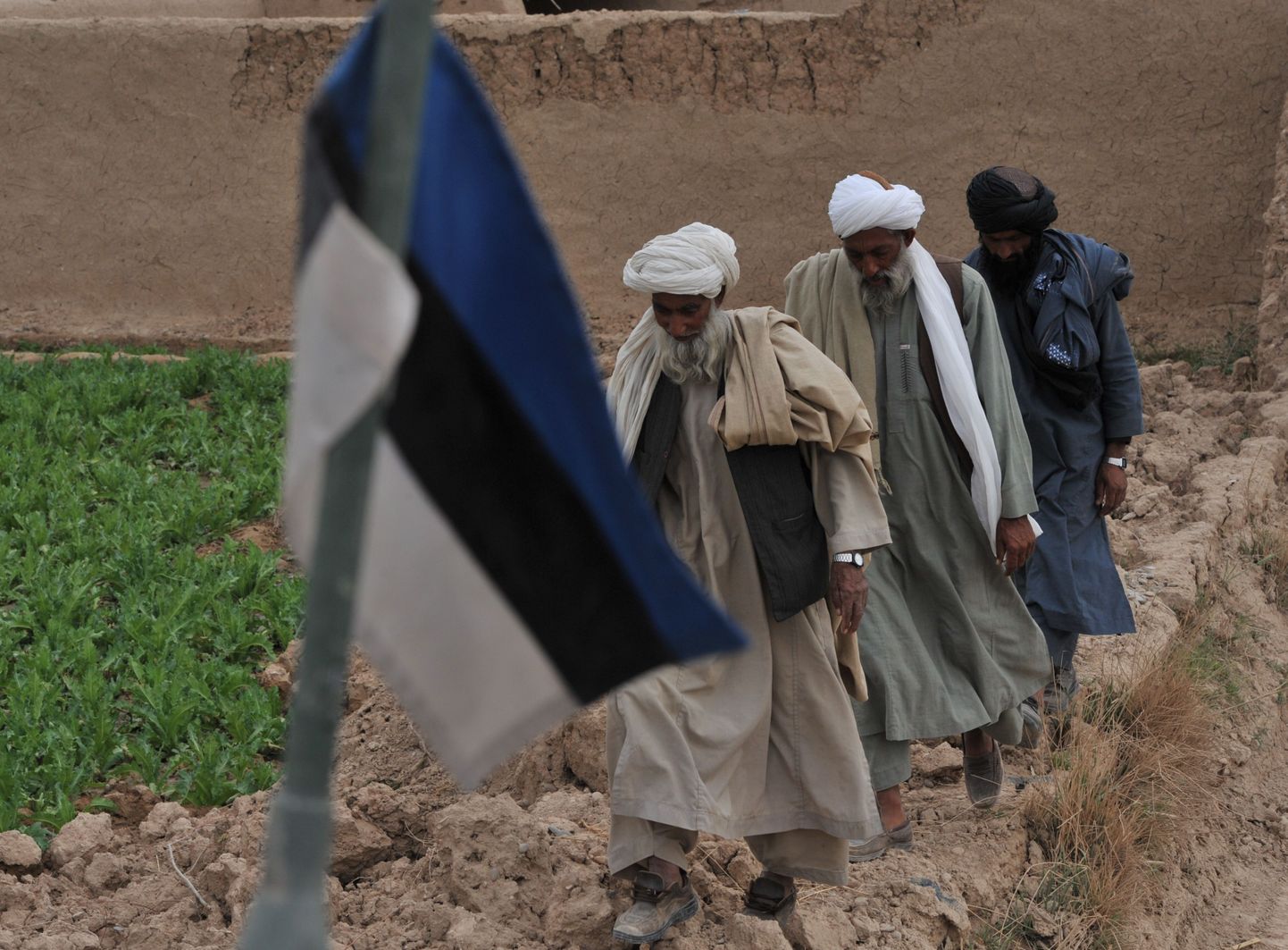 Eesti lipp ja kohalikud elanikud Afganistanis Helmandi provintsis.