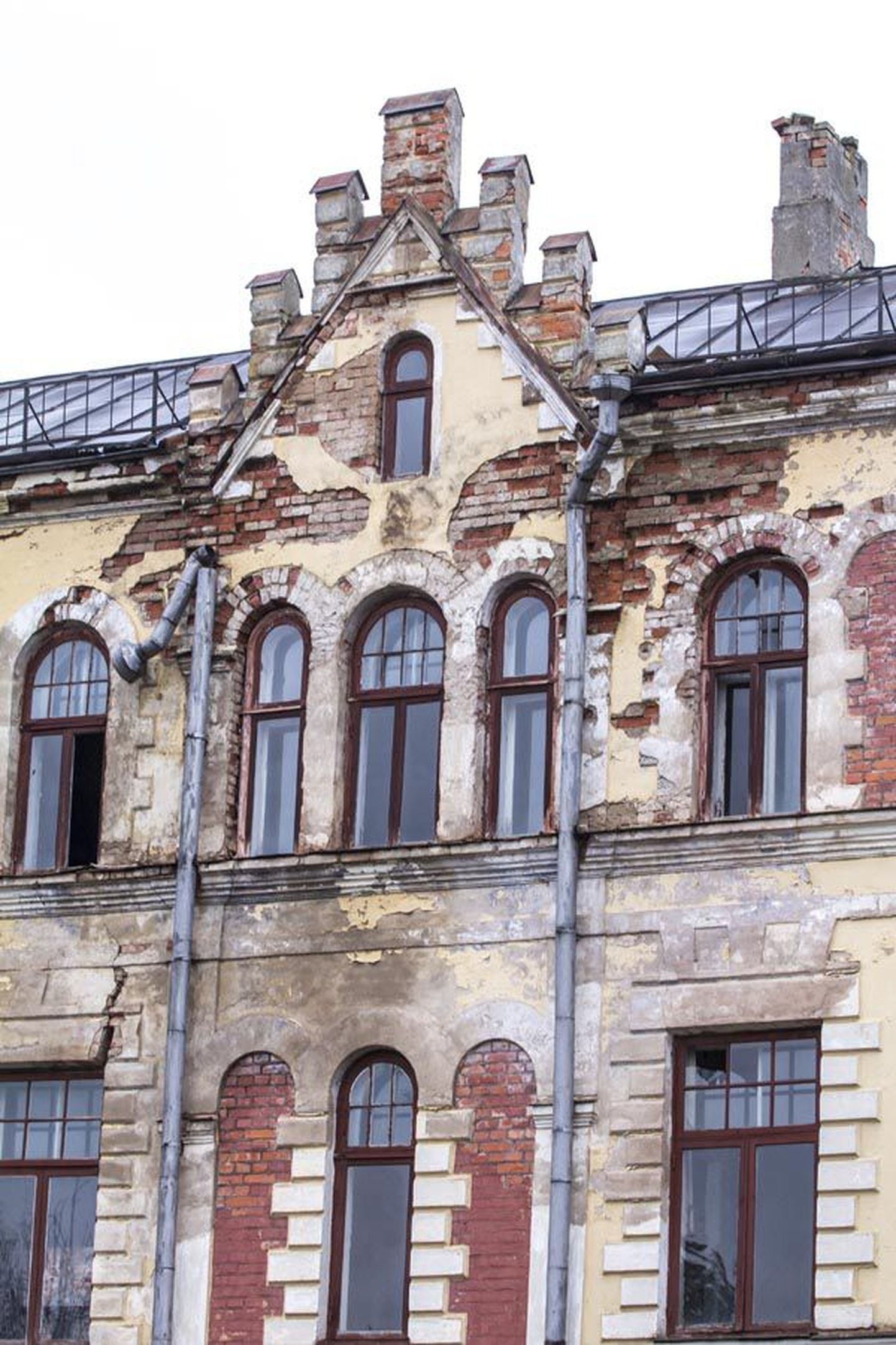 Laidoneri plats 8 hoone Viljandi vanalinnas laguneb juba aastaid.