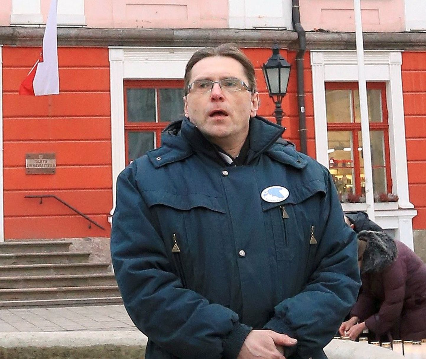 Indrek Särg eelmise aasta märtsiküüditamise ohvrite mälestusüritusel Tartu raeplatsil.