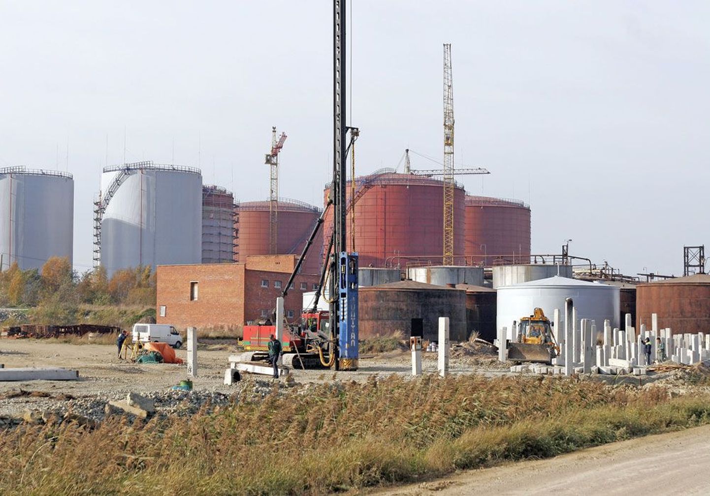 К восьми уже действующим в Силламяэском порту  предприятиям  с наивысшим классом опасности «А» скоро могут добавиться еще два нефтеперерабатывающих завода.