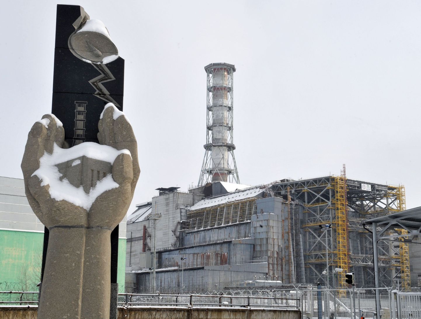 Sarkofaagiga kaetud Tšenrobõli tuumajaam.