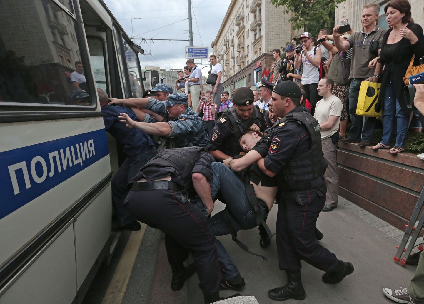 Полиция задерживает демонстрантов.