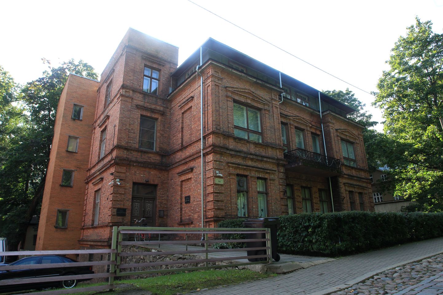 Pildil Tartu kunstimuuseumi maja aadressil Vallikraavi 14.