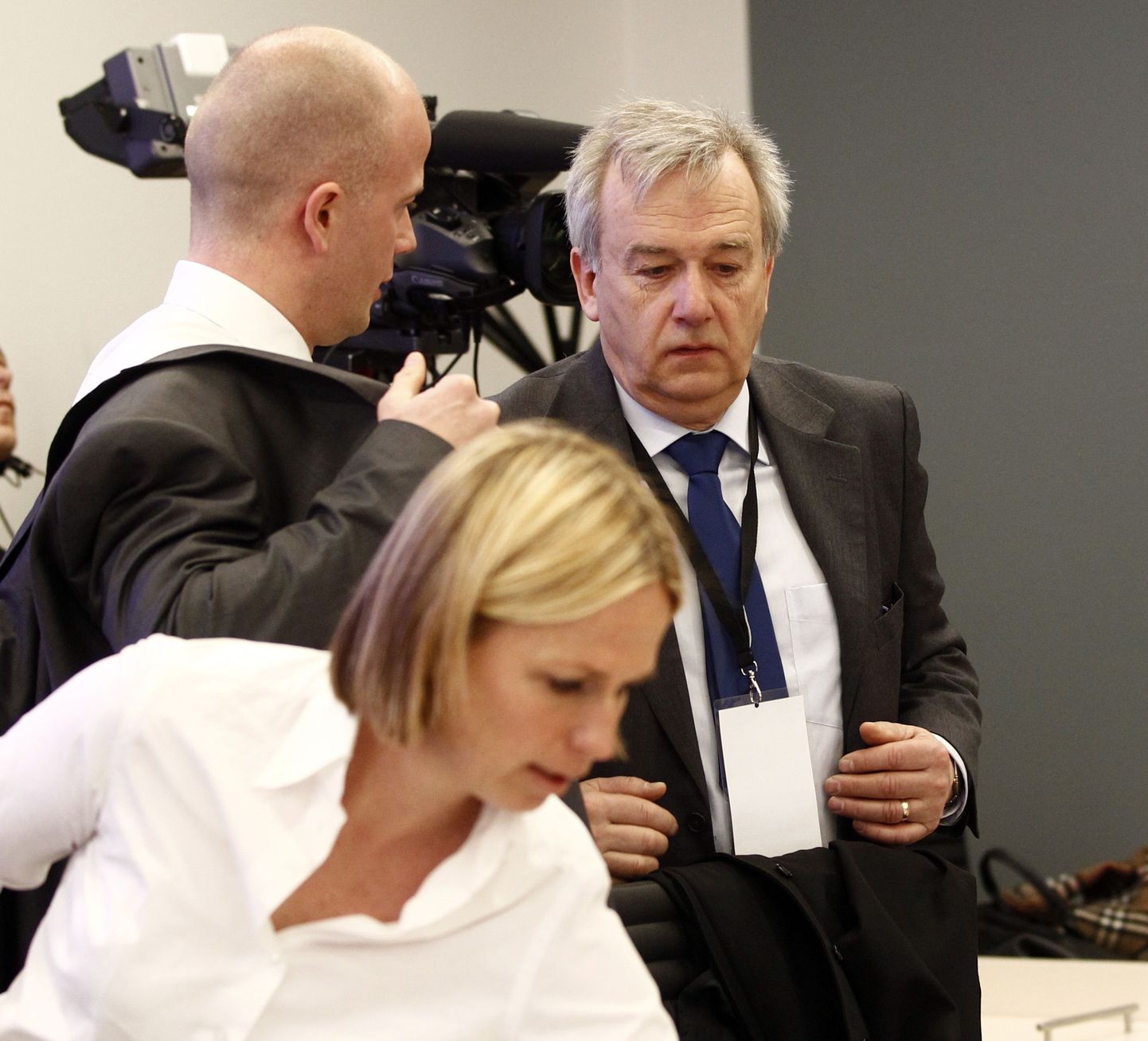Prokuröride meeskond: Svein Holden (vasakul) ja Inga Bejer Engh koos riigiprokuratuuri juhi Tor-Aksel Buschiga täna hommikul Oslos.
