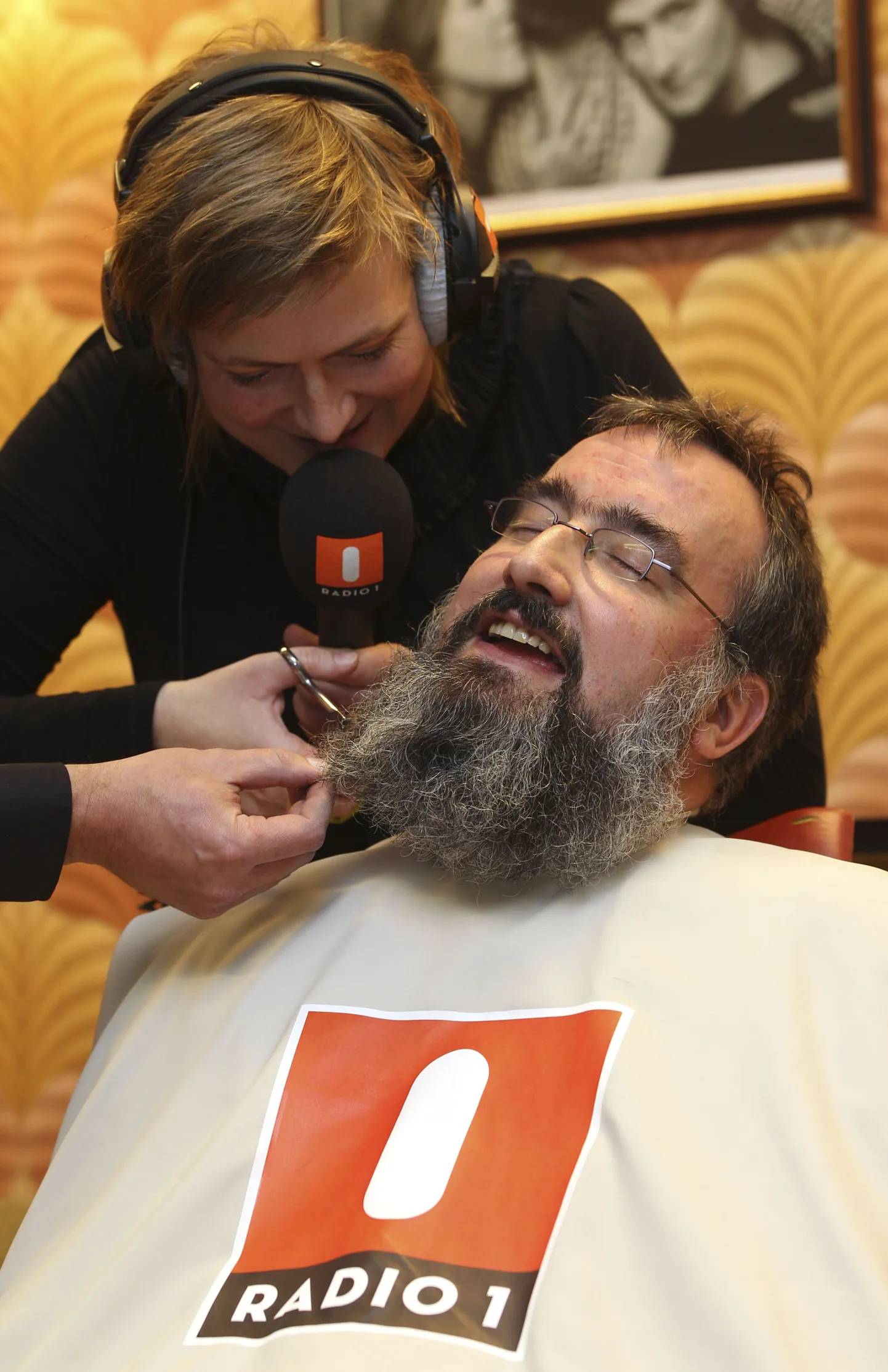 Belgia raadioajakirjanik Ruth Joos kolleeg Joen Filleti 327-päevast habet lõikamas