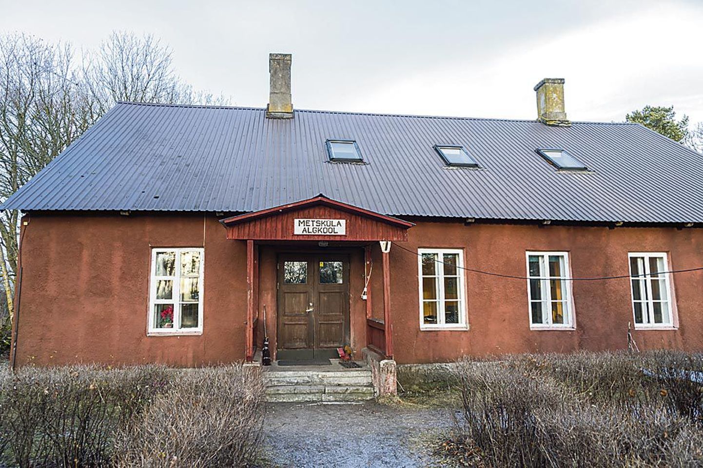 Metsküla algkool töötab tsaariajal ehitatud majas, kus õppetöö taastati 1989. aastal nelja õpilasega.
