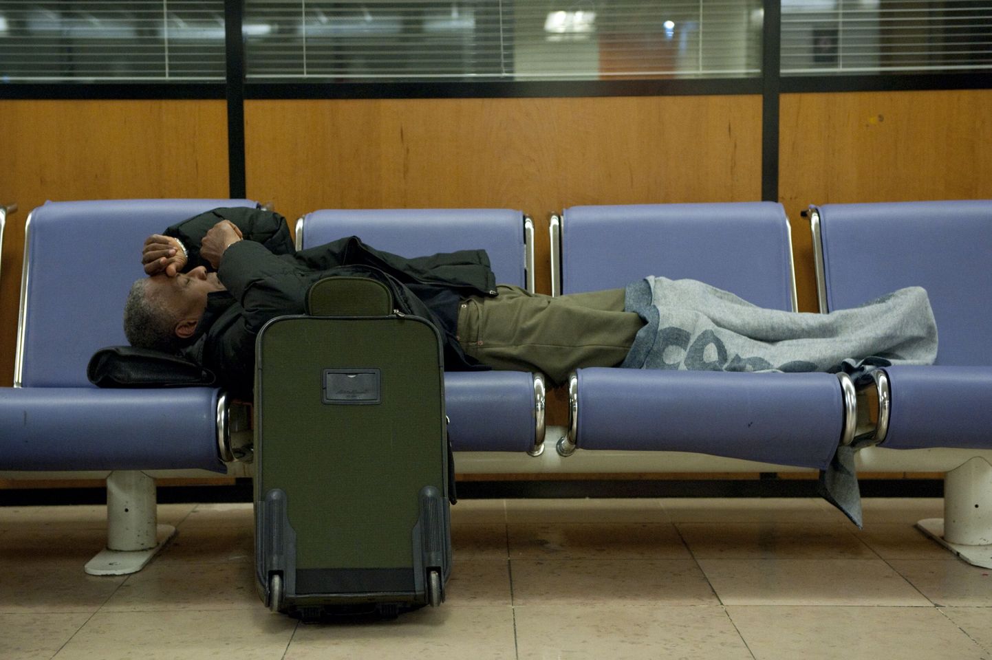 Reisija magab Pariisi Orly lennujaamas.