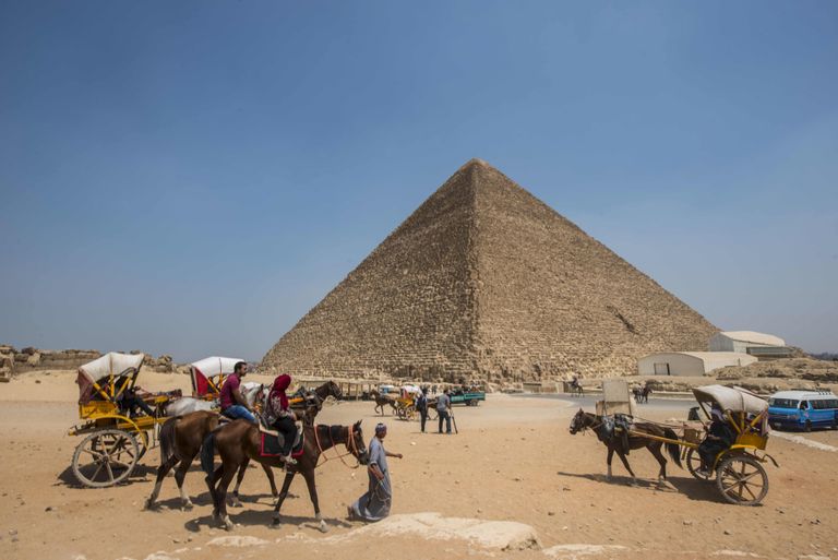 Kohalikud ja turistid Giza platool