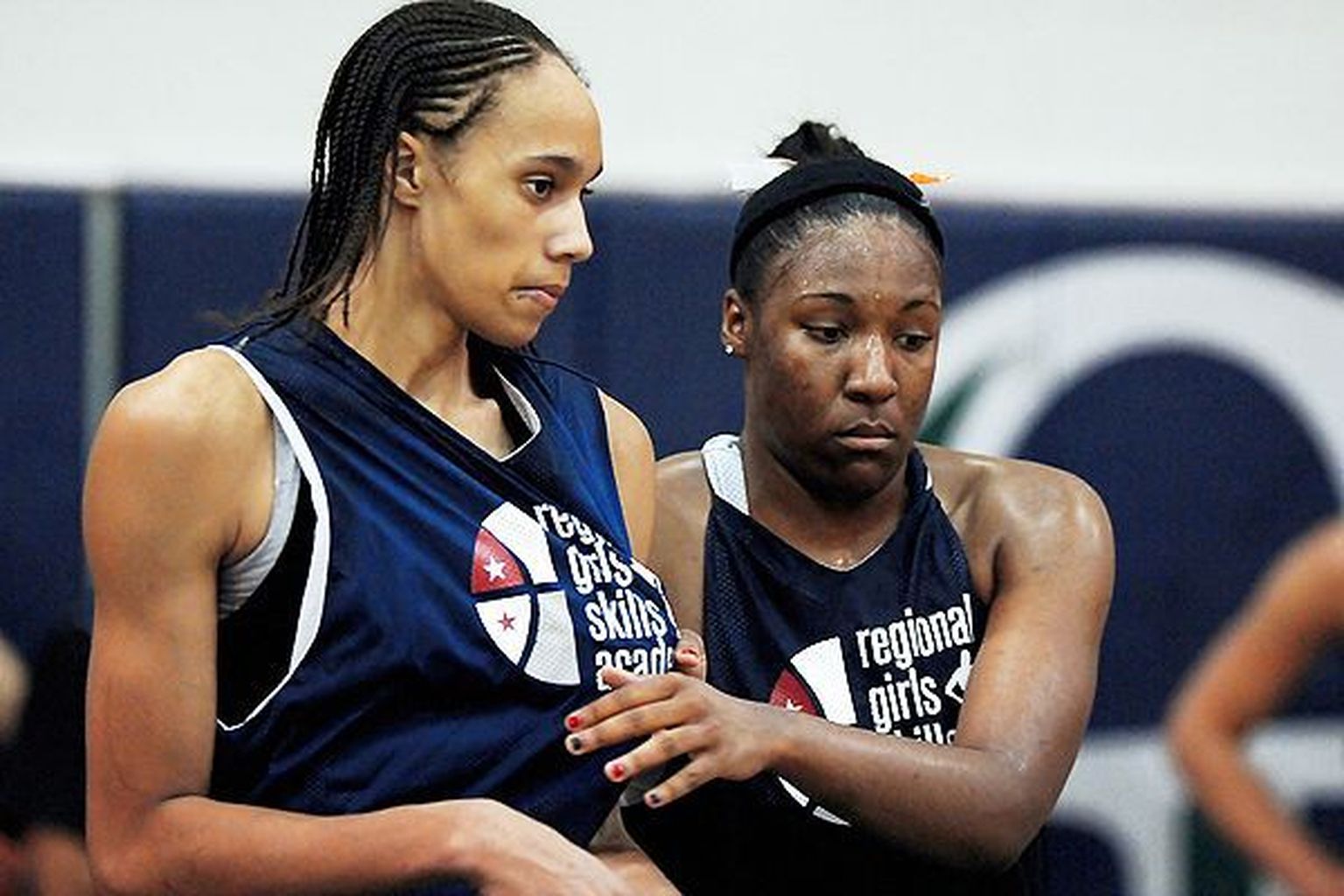 Brittney Griner(vasakul) on üks väheseid naiskorvpallureid, kes suudab palli pealt korvi suruda
