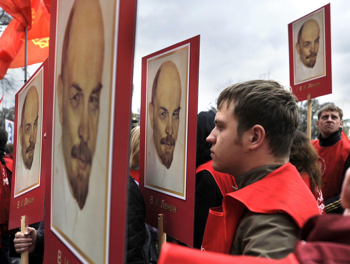 Kommunistide poolehoidjad Lenini piltidega Punasel väljakul.