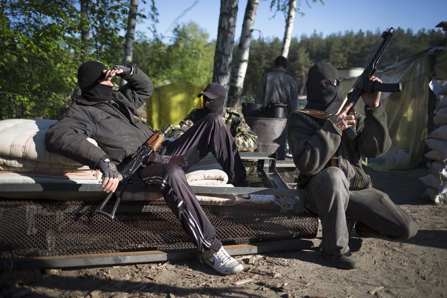 Kremli-meelsed separatsistid eile Slovjanski lähedal asuvas kontrollipunktis.