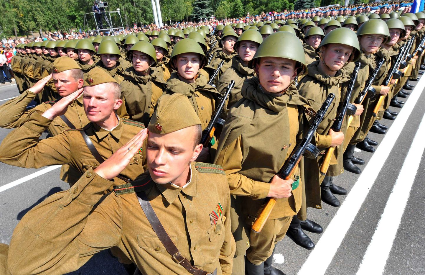 Teise maailmasõja stiilis kostüümides Valgevene sõdurid Minskis paraadil.