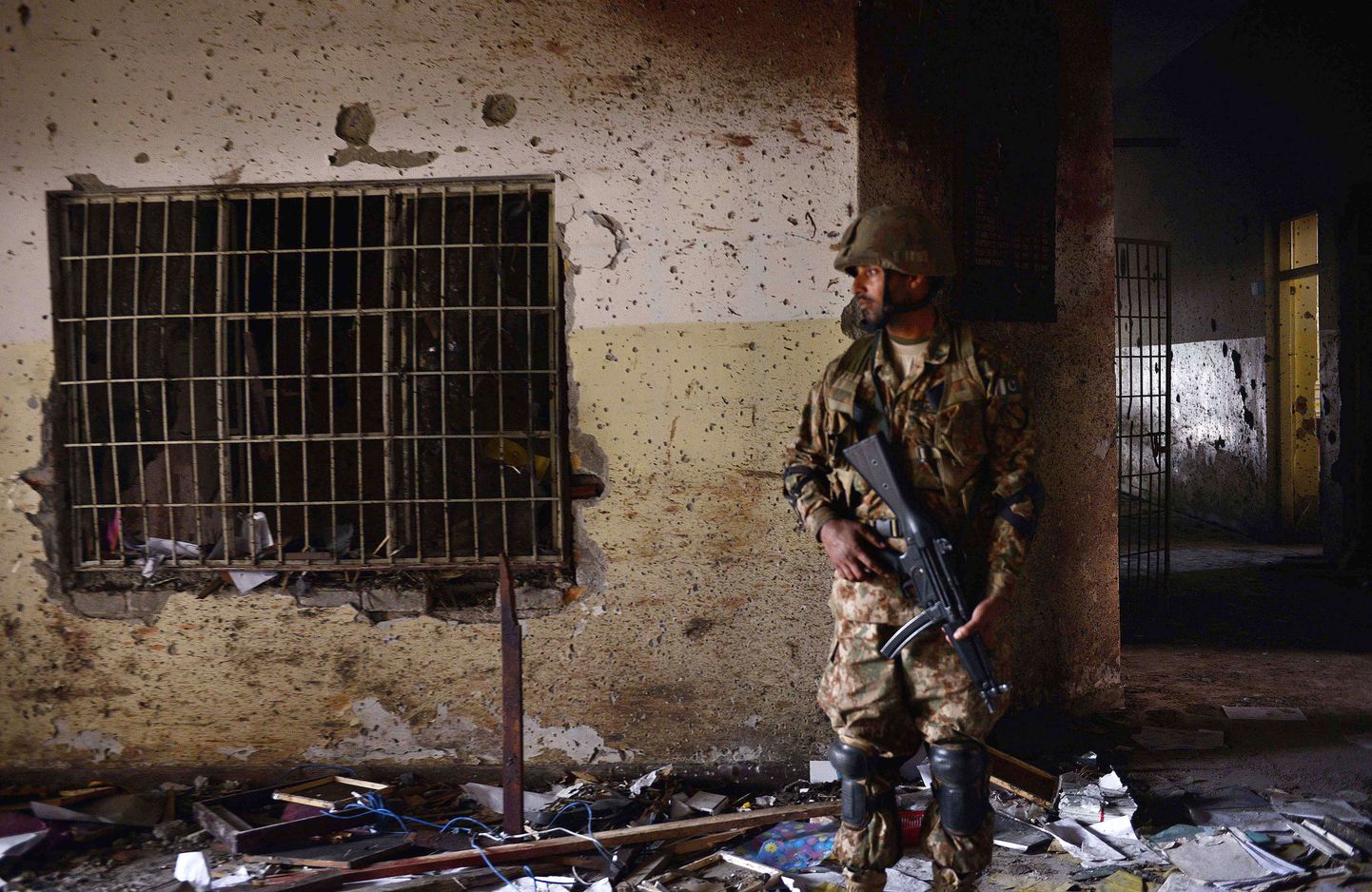 Pakistani sõdur Peshawari sõjaväekoolis pärast mullu detsembris toimunud rünnakut.