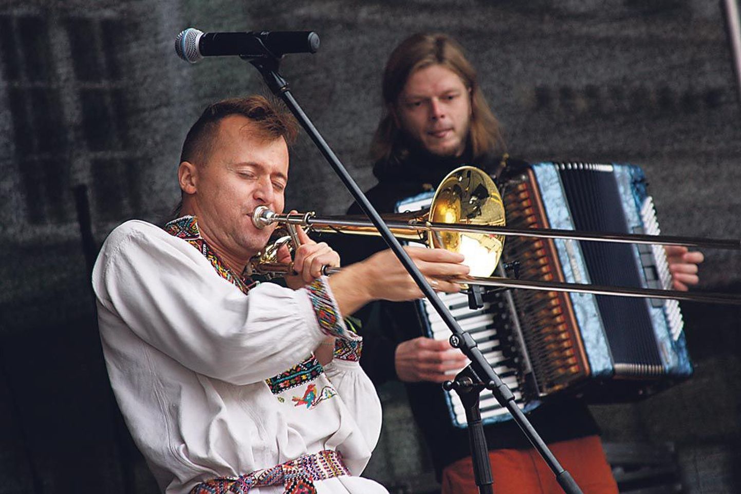 Etnobänd Svjata Vatra eesotsas Ruslan Trochynskyiga (esiplaanil) tahab laupäeva õhtul pärnakaid kõvasti tantsitada.