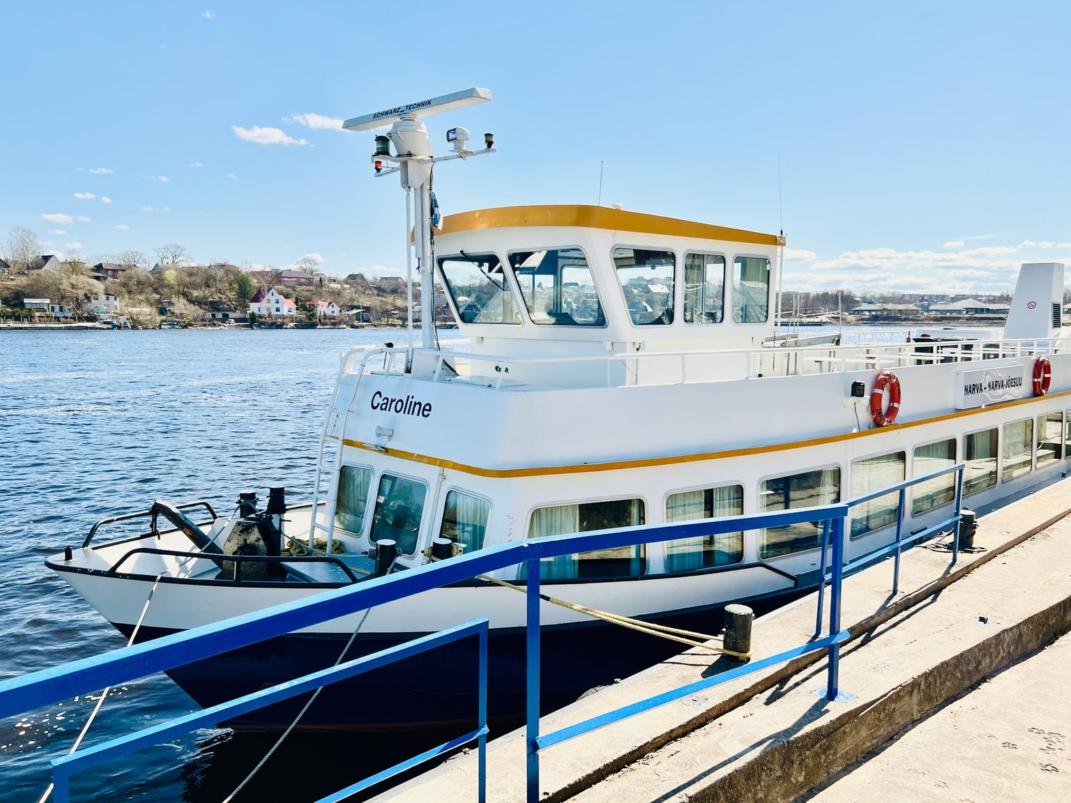 Mootorlaev Caroline Narva sadamas.
