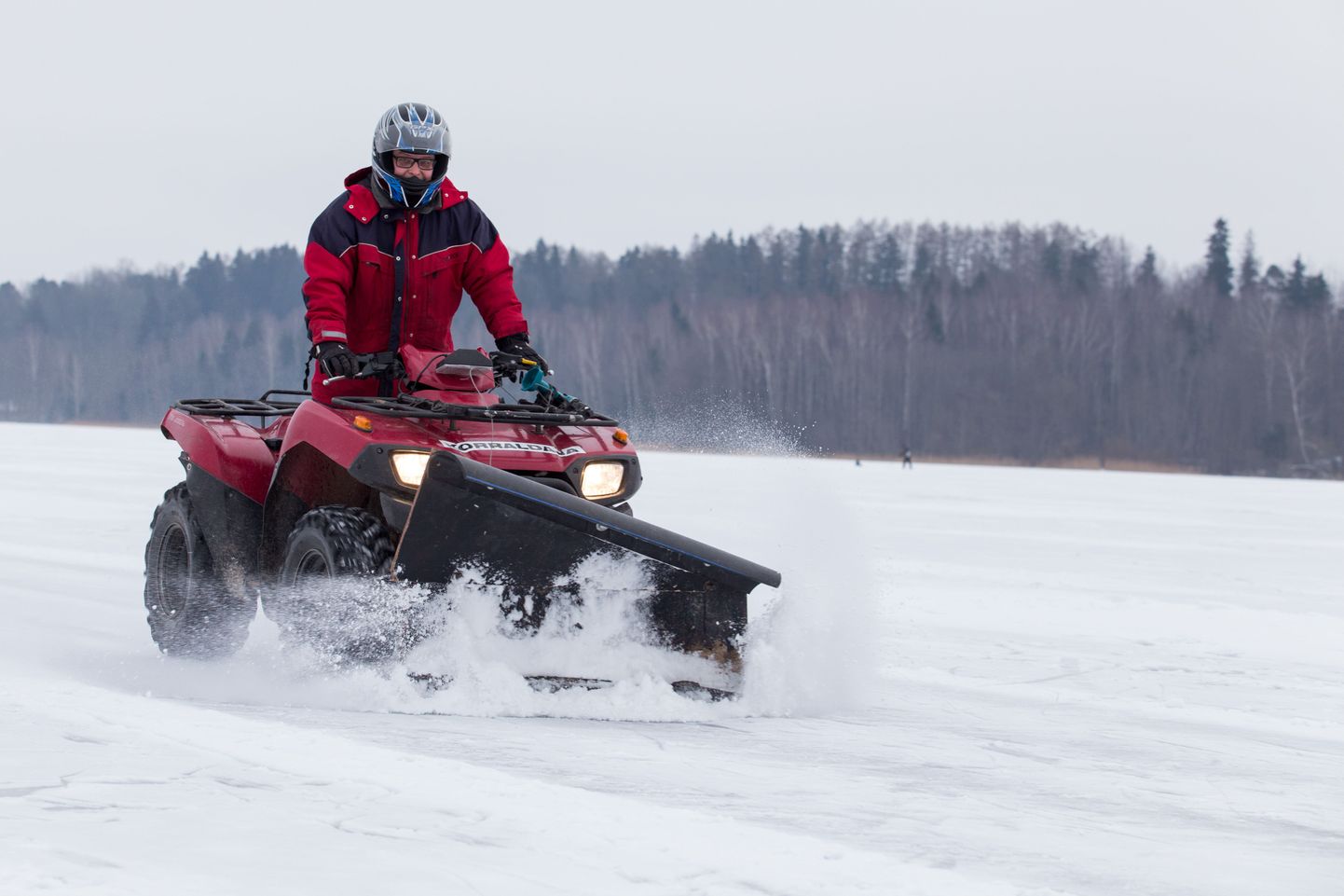 Viljandi rattaklubi president Veiko Šmidt lükkas täna lõuna ajal ATV-ga järvel lund, et uisutajatel paremoleks.