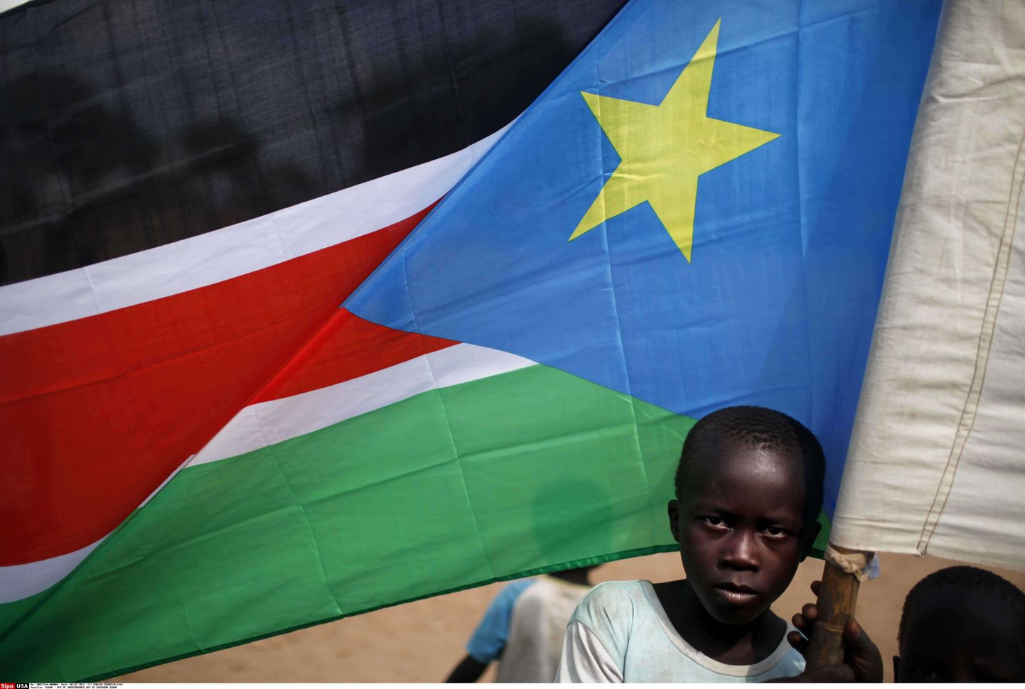 Laps Lõuna-Sudaani lipuga.