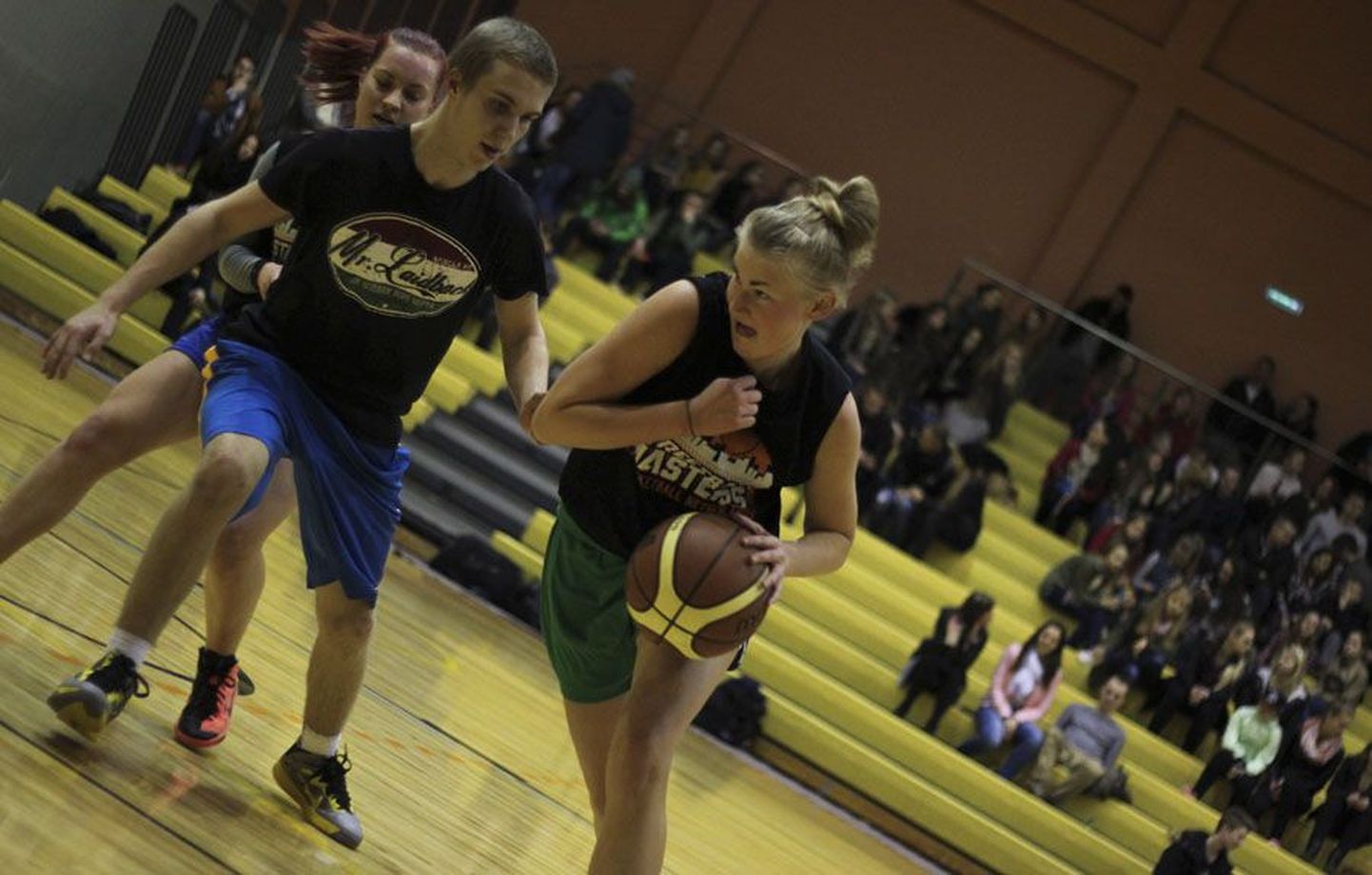 Viljandi avatud noortetoa korraldusel sai laupäeva õhtul Viljandi spordihoones teoks kuues «Öökossu» turniir. Seekord osales 11 võistkonda, nende seas ka üks tüdrukute võistkond.