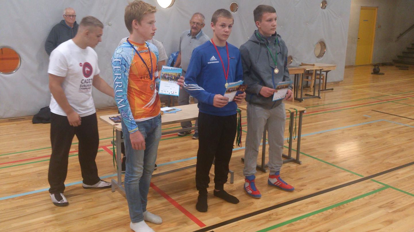 Rakke võistluse üheks parimaks pidas Tammik Elmar Braksi (keskel), kes võitis ära kuni 66kilogrammiste vanuseklassi.