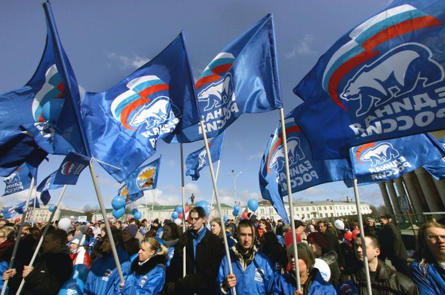 Aktivistid Ühtse Venemaa lippudega