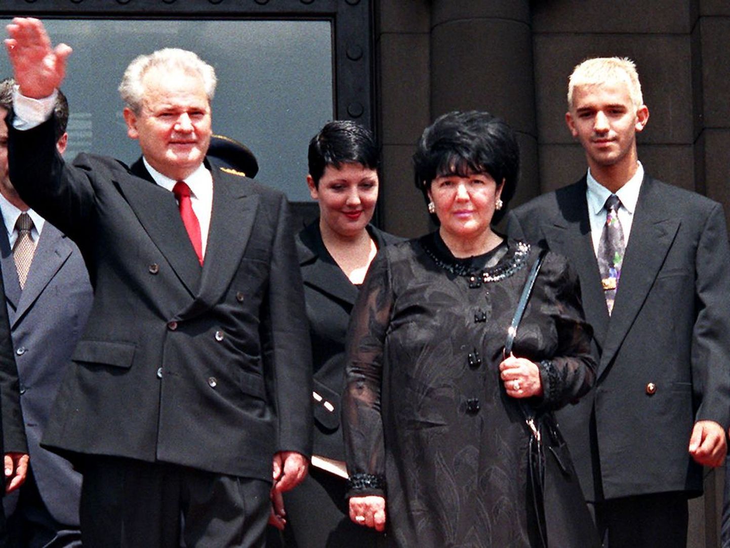 Kümme aastat tagasi tehtud pildil esiplaanil on Slobodan Milosevic (lehvitab) ja tema abikaasa Mirjana Markovvic. Taga seisavad tütar Marija ja poeg Marko.