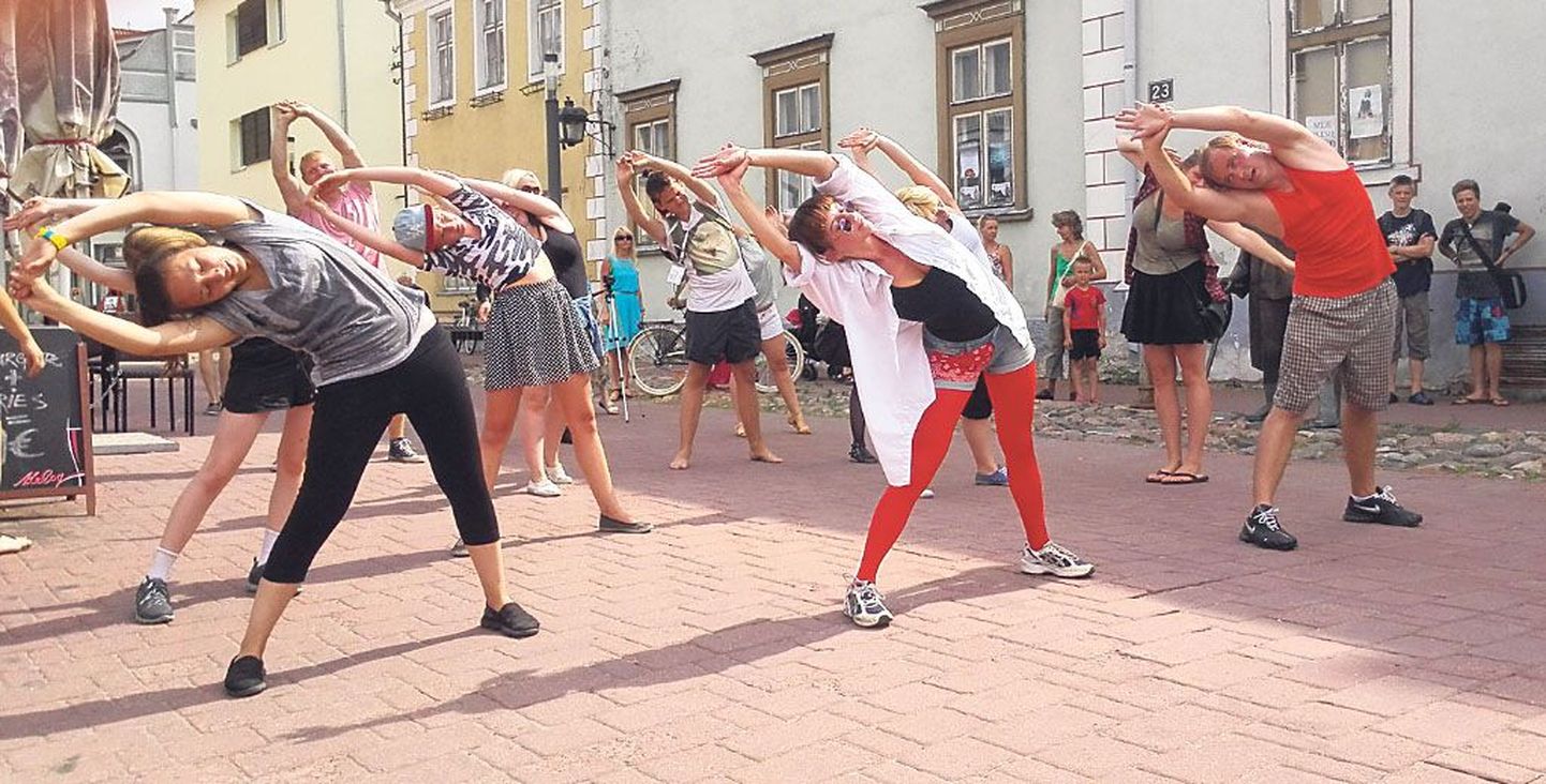 Kuigi dancewalking’ul osalejad õpivad eestvedajate abil tantsusammud selgeks alles kohapeal, võib näha sünkroonset liikumist, mida oleks justkui aastaid õpitud.