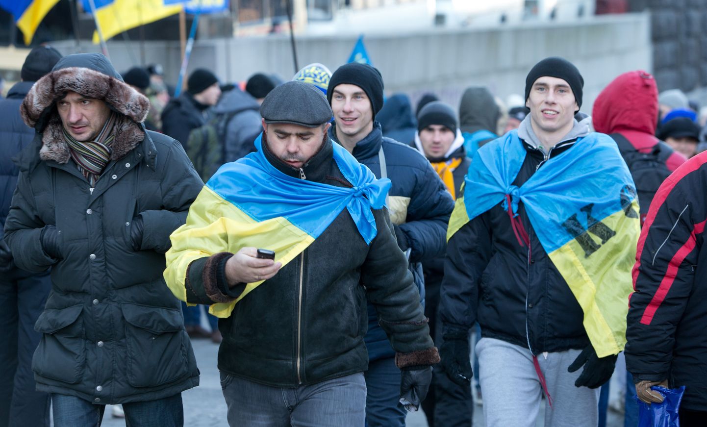 Rahvuslikult meelestatud noored mehed on end mähkinud Ukraina riigilippudesse.