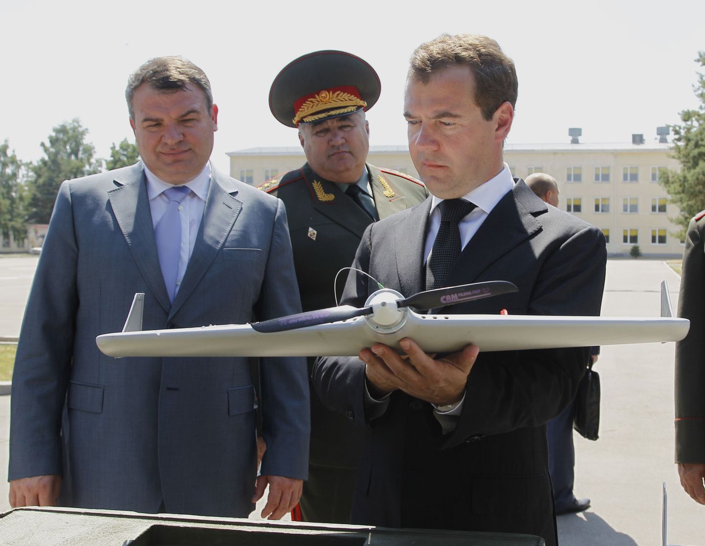 Peaminister Dmitri Medvedev (paremal) ja kunagine kaitseminister Anatoli Serdjukov (vasakul) tutvuvad drooni mudeliga.