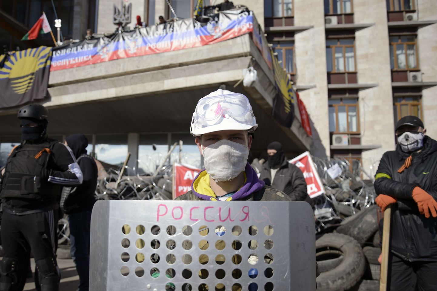 Venemeelsed meeleavaldajad Donetski oblastivalitsuse hoone ees täna.